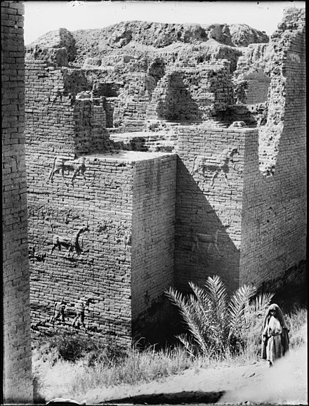 Überreste des Tors in Babylon nach seiner Ausgrabung